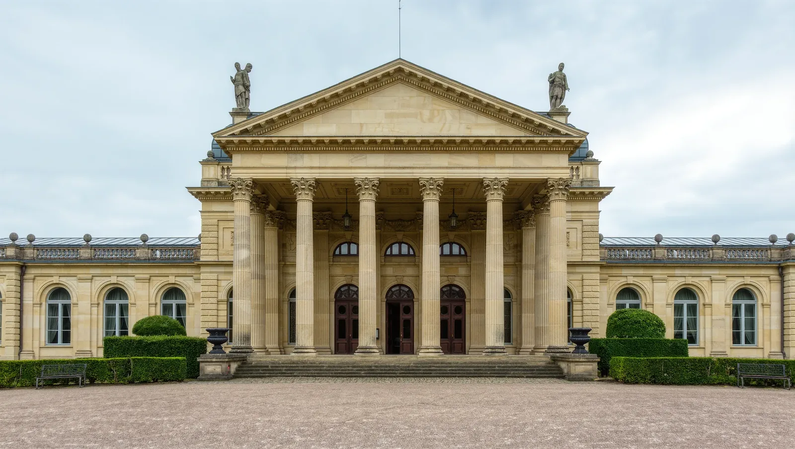 Symbolbild Kurhaus mit Säulenportikus