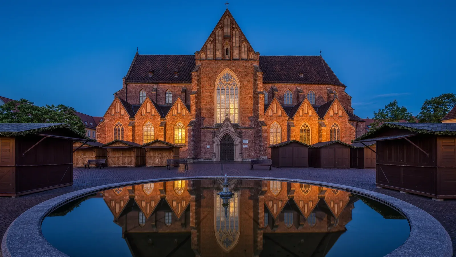 Symbolbild Marktplatz mit Backsteinkirche