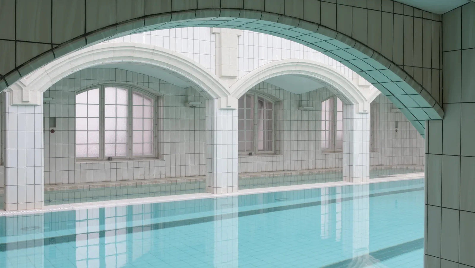 Symbolbild Thermenhalle mit Steinbögen